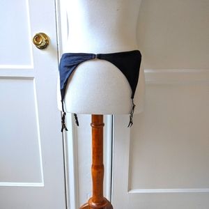 Victoria's Secret black NWT garter belt Size M/L